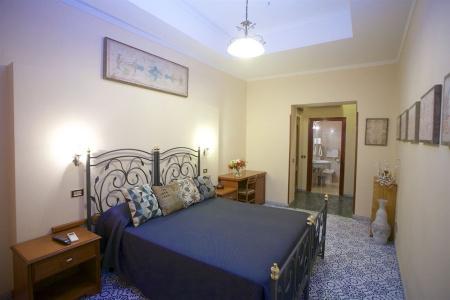 Nicolas Inn - 2