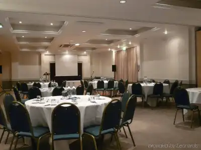 Holiday Inn Cardiff - North M4 - 8