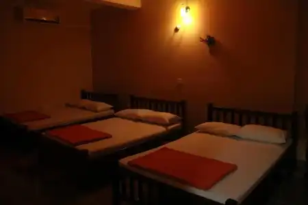 Anura Guest Inn - 9