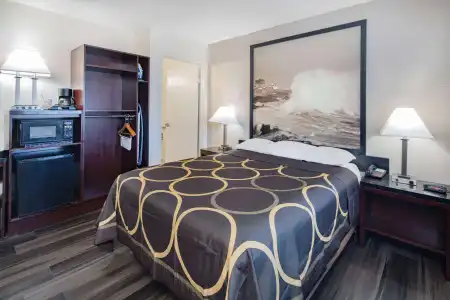 Super 8 by Wyndham San Diego Circle - 4