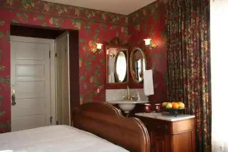 Martine Inn - 86