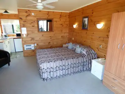 Cedarwood Lakeside Motel & Conference Venue - 3
