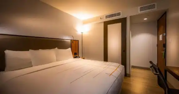 La Quinta Inn & Suites by Wyndham Times Square South - 18