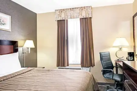 Days Inn by Wyndham Long Island City - 4