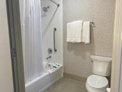 Holiday Inn Express & Suites Mountain View Silicon Valley by IHG - 8