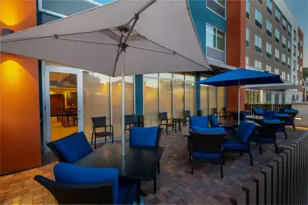 Holiday Inn Express & Suites Las Vegas - E Tropicana by IHG - 39