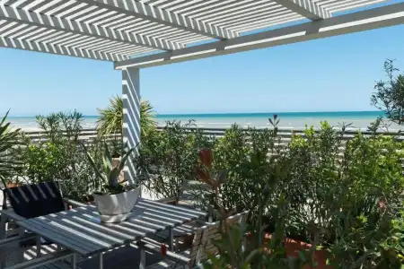 Kiss Beachfront & Restaurant - 75