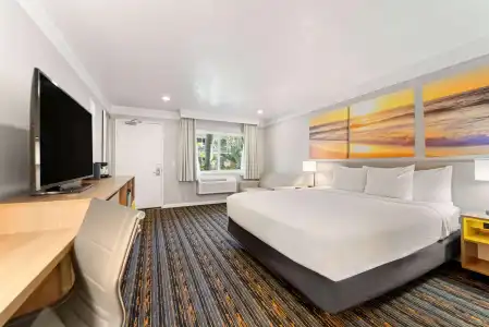 Days Inn by Wyndham San Diego Circle - 1