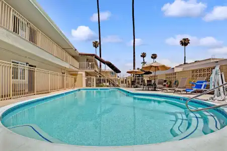 Super 8 by Wyndham Culver - 5