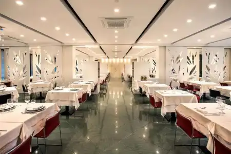 Waldorf Palace - 13