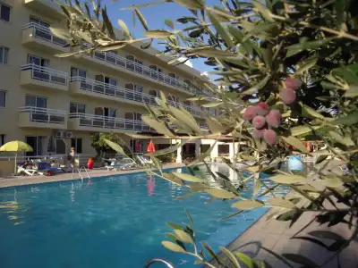 Sunquest Gardens Holiday Resort - 11