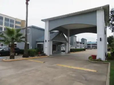 Super 8 Houston I-10 Hwy 6 - 11