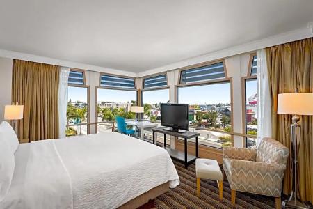 DoubleTree by Hilton San Diego Bayside - 142