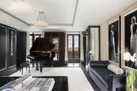 Grosvenor House Suites - 110