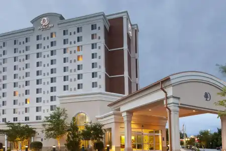DoubleTree by Hilton Greensboro - 23
