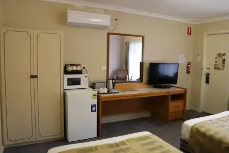 Sleepwell Motel - 2