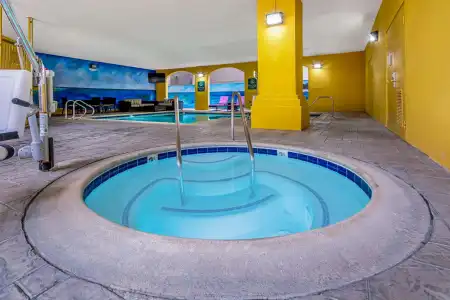 La Quinta Inn & Suites by Wyndham Anaheim - 11