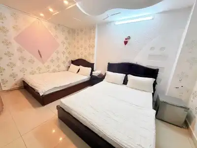 Hong Tam - 24