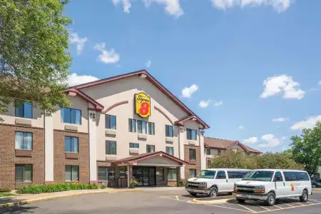 Super 8 by Wyndham Bloomington/Airport - 14