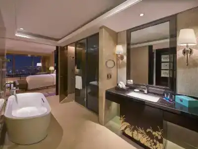 Hilton - 57
