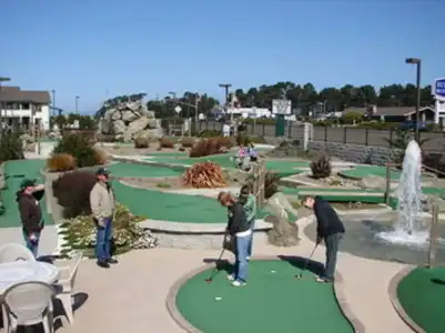 Emerald Dolphin Inn & Mini Golf - 14