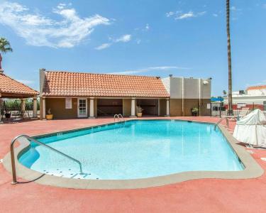 Super 8 by Wyndham Mesa Downtown Near Convention Center - 15