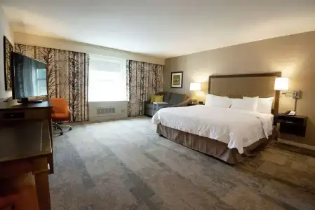 Hampton Inn and Suites Manchester - 45