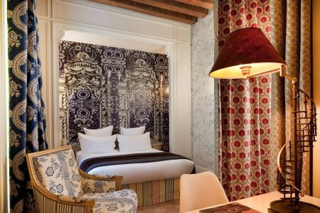 Hôtel du Petit Moulin, Haute Couture by Lacroix - 28