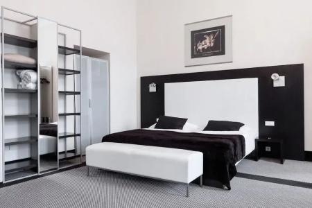 Old Town Square Residence by Emblem - 46