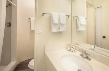 Ohia Waikiki Studio Suites - 25