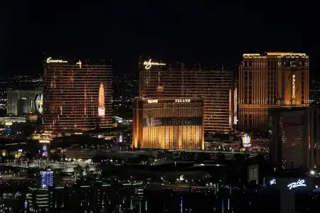 Beautiful Palms Place Suite - 140