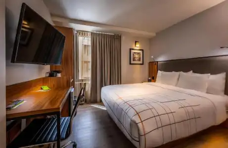 La Quinta Inn & Suites by Wyndham Times Square South - 17
