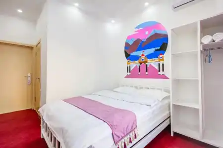 White & Hostel - 34