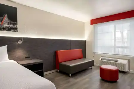 Ramada by Wyndham Anaheim Convention Center - 4