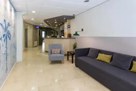 Opera Ramblas Hostal - 7