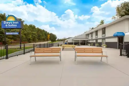 Days Inn & Suites by Wyndham Wisconsin Dells - 19