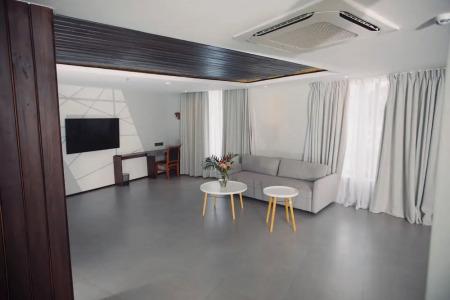 Giraffe Ocean View - 33
