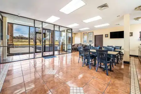 Econo Lodge Inn & Suites Macon West - 18