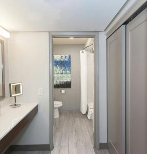 DoubleTree by Hilton Bakersfield - 39