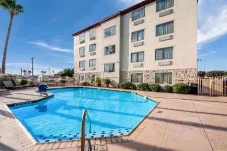 Red Roof Inn Laredo - 42