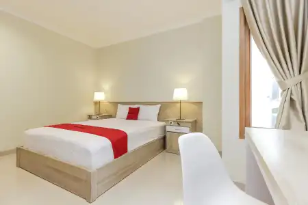 RedDoorz Premium near Ragunan Zoo 2 - 1