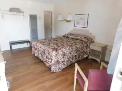 Royal Host Motel - 46
