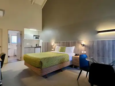 Airport Manor Inn - 2