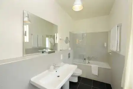 Alma - Boutique hideaway by the lake with rooftop and ladies-only wellness - 53