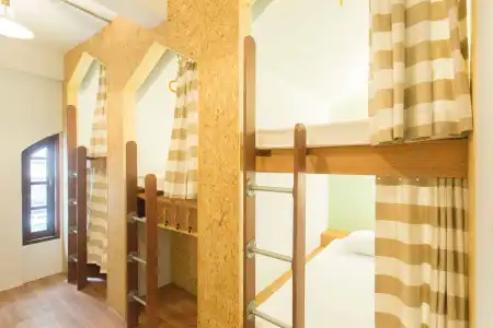 Barn and Bed Hostel - 26