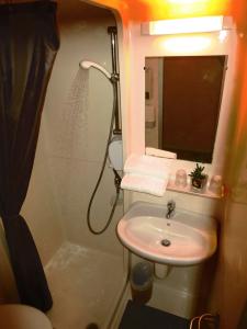 Hôtel Crocus Caen Mémorial - 6