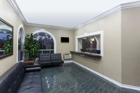 Super 8 by Wyndham San Diego Circle - 1