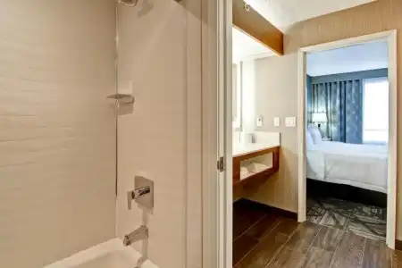 Hampton Inn & Suites by Hilton Calgary-Airport - 56