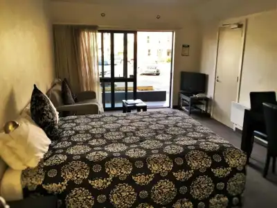 Cable Court Motel - 87