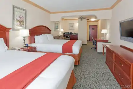 Holiday Inn Express and Suites Bakersfield Central by IHG - 2